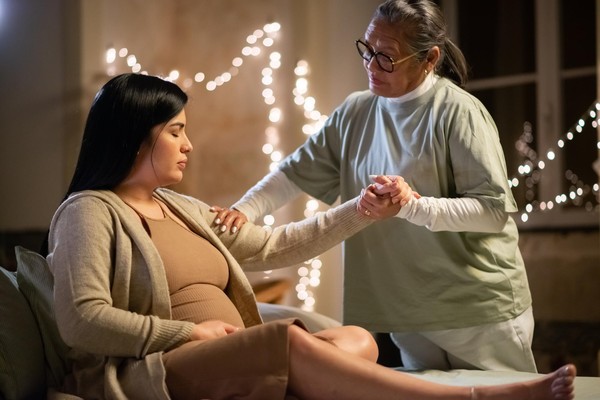 Presença da doula no parto pode reduzir pela metade as taxas de cesárea